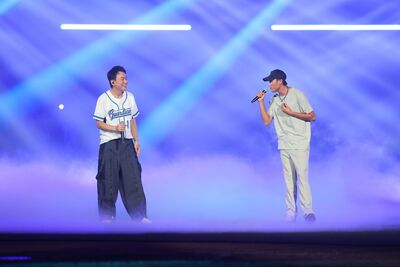 王偉軒臨時登台圓夢合唱王識賢 緊張到發抖:比投球還難