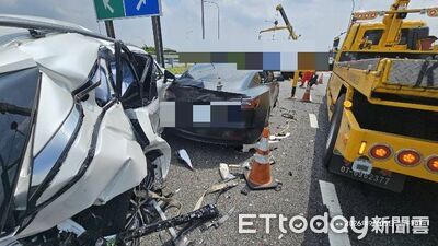 國1西螺匝道「3車連環撞」！車身變形滿地碎片　肇事駕駛全身傷