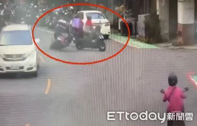 左轉未禮讓...高雄外送員與對向機車相撞 2人慘摔畫面曝