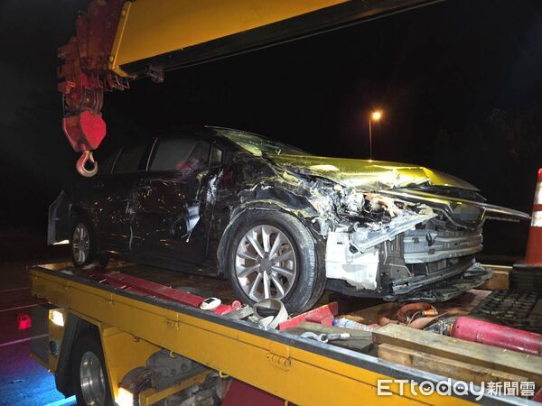 ▲謝男行經國3苗栗竹南路段停在路肩休息時,突然倒車滑入車道,導致發生連環車禍。(圖/記者楊永盛翻攝)