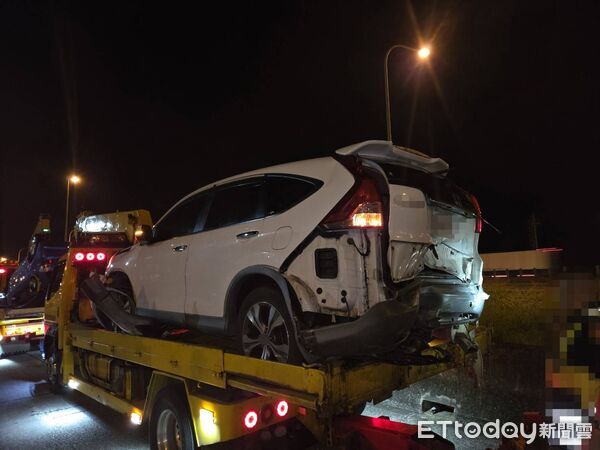▲謝男行經國3苗栗竹南路段停在路肩休息時,突然倒車滑入車道,導致發生連環車禍。(圖/記者楊永盛翻攝)