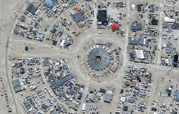▲▼在美國內華達州黑石沙漠(Black Rock Desert)登場的年度狂歡盛事「火人祭」(Burning Man)。(圖/路透)