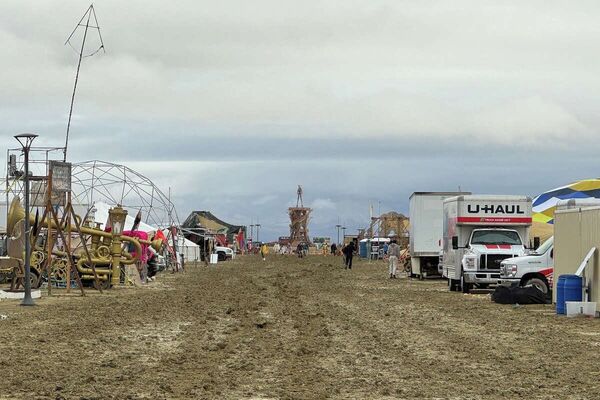 ▲▼在美國內華達州黑石沙漠(Black Rock Desert)登場的年度狂歡盛事「火人祭」(Burning Man)。(圖/翻攝自X)