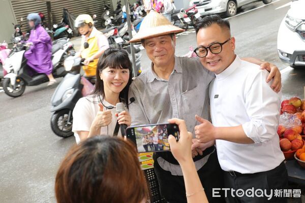 ▲童子瑋邀高嘉瑜回信義市場掃街。(圖/記者郭世賢翻攝)