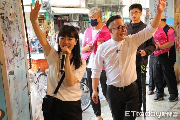 ▲童子瑋邀高嘉瑜回信義市場掃街。(圖/記者郭世賢翻攝)