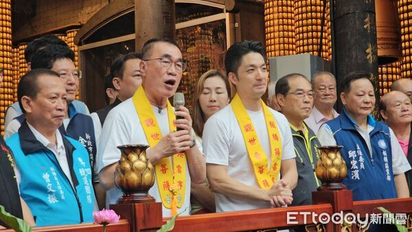 李四川嘆蔣萬安被抹黑很慘 帶他赴板橋拜觀音：來消災解厄