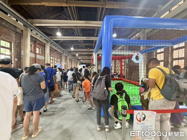 ▲「台灣最速男」楊俊瀚與「短跑甜心」廖晏均，兩人難得走出田徑場跨界挑戰熱門科技項目「無人機足球」。（圖／記者蔡厚瑄攝）