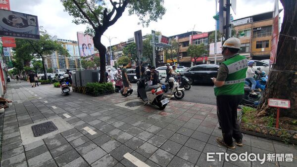 ▲工程車原本停在路旁，突然加速倒車碰撞後方的公車。（圖／記者黃彥傑攝）