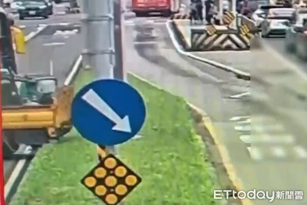 ▲▼工程車突然倒車撞上2機車、1公車，導致4人受傷送醫。（圖／記者邱中岳翻攝）