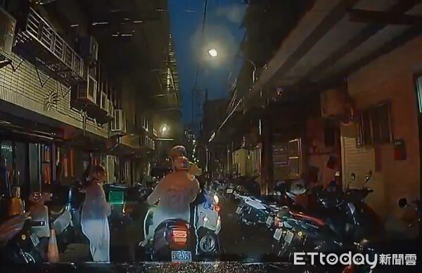 ▲▼毒品通緝的汪男載女友因違規遭警方盯上,四處逃竄仍被警方攔獲,並搜出毒品海洛因。(圖/記者陸運陞翻攝)