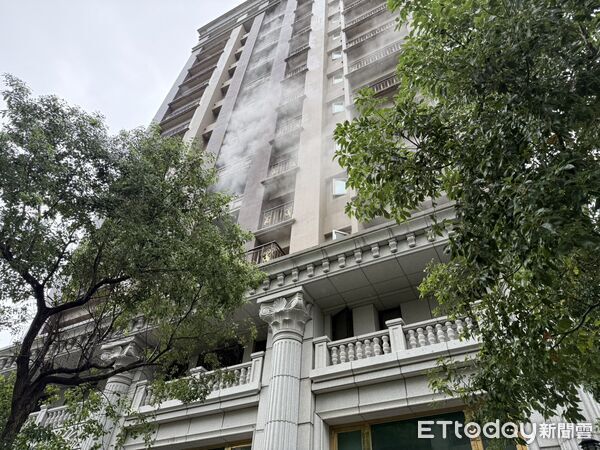 ▲▼新北五股芳州五路一處社區3樓發生火警，警消迅速將火勢熄滅，所幸並未造成住戶傷亡。（圖／記者陸運陞翻攝）