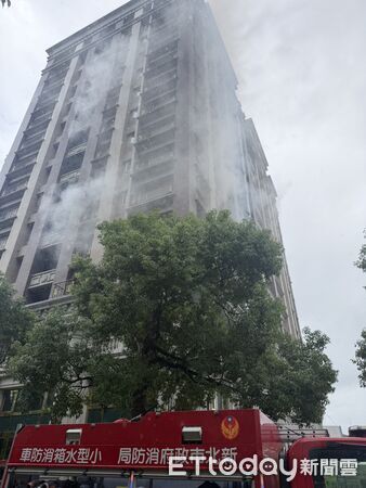 ▲▼新北五股芳州五路一處社區3樓發生火警，警消迅速將火勢熄滅，所幸並未造成住戶傷亡。（圖／記者陸運陞翻攝）