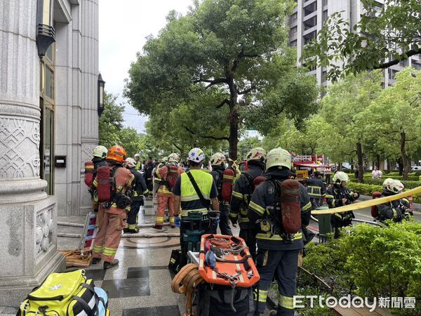 ▲▼新北五股芳州五路一處社區3樓發生火警，警消迅速將火勢熄滅，所幸並未造成住戶傷亡。（圖／記者陸運陞翻攝）