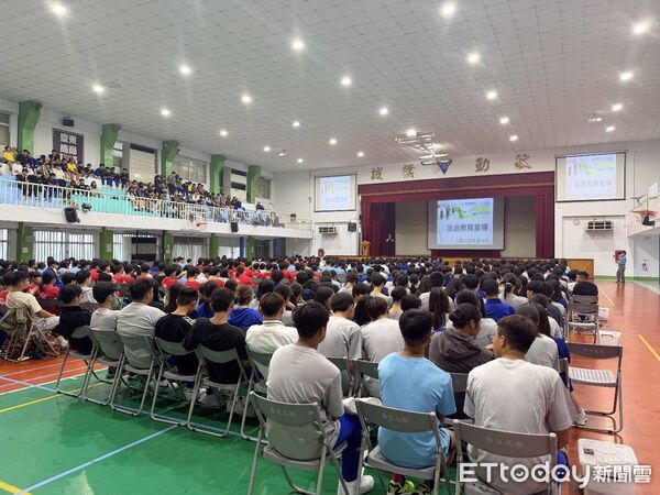 ▲台東縣警察局少年警察隊走進台東高商舉行校園法治教育暨犯罪預防宣導，透過互動短片及有獎徵答，向學生宣導反毒、反霸凌及防詐識詐觀念。（圖／記者楊晨東翻攝）