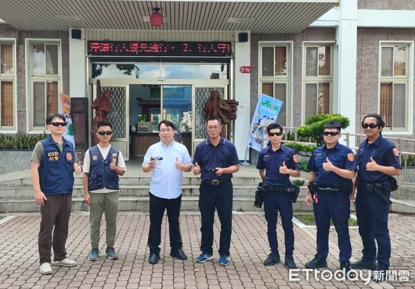 ▲台美眼鏡有限公司董事長李思漢日前親赴關山分局致贈套用式太陽眼鏡，由分局長龔士哲代表受贈，感謝企業以實際行動支持第一線警察勤務。（圖／記者楊晨東翻攝）