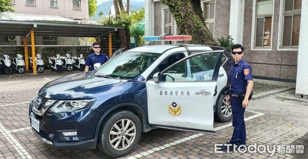 ▲台美眼鏡有限公司董事長李思漢日前親赴關山分局致贈套用式太陽眼鏡，由分局長龔士哲代表受贈，感謝企業以實際行動支持第一線警察勤務。（圖／記者楊晨東翻攝）