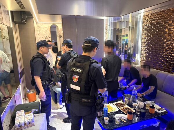 桃警逮外籍車手！ATM狂領現金露餡查扣10萬贓款 鈔票鋪滿地