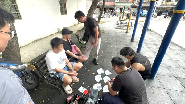 ▲桃園市警局桃園警分局昨晚間執行「雷霆除暴專案」,查獲馬來西亞籍車手與接應把風謝姓男子到案。(圖/桃園警分局提供)