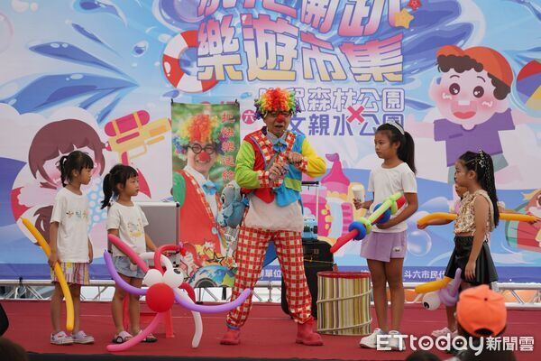 ▲斗六市公所舉辦「水花開趴・樂遊市集」,雨後放晴吸引大批親子到場,孩子們在大型玩水氣墊間玩水消暑。(圖/記者游瓊華翻攝)