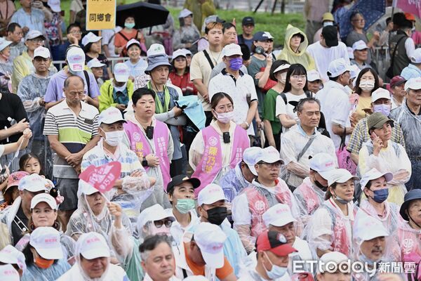 ▲▼ 蘇巧慧競選總部成立大會,午後偶遇大雨滂沱,現場仍湧入上萬人潮。(圖/記者李毓康攝)