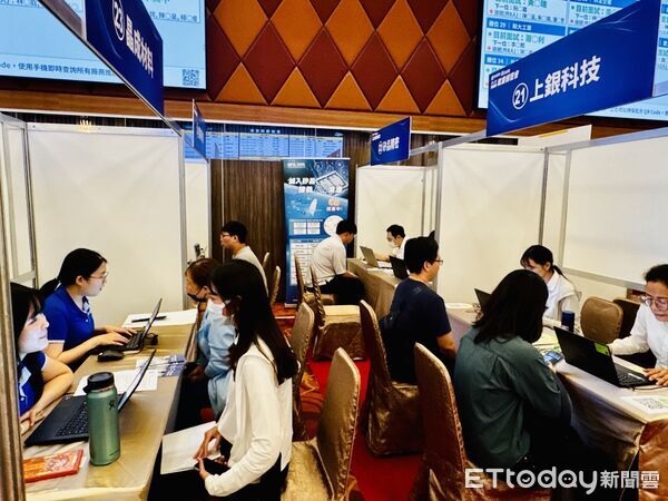 ▲▼ 嘉義徵才釋逾千職缺 房務員挑戰百萬年薪、智慧面試拚永續 。(圖/勞動部勞動力發展署雲嘉南分署嘉義就業中心提供)