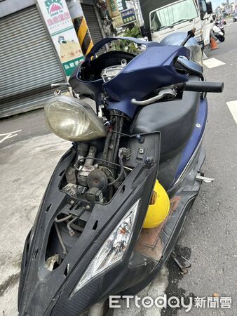 ▲俞男駕駛自小貨車停車開門前未先注意後方來車，機車騎士不慎撞上。（圖／記者唐詠絮翻攝）