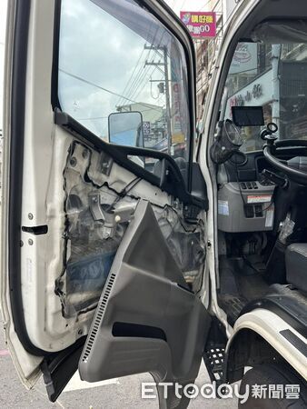 ▲俞男駕駛自小貨車停車開門前未先注意後方來車，機車騎士不慎撞上。（圖／記者唐詠絮翻攝）