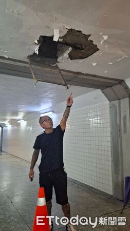 ▲台鐵八堵站地下人行道設施掉落 基市府緊急封閉。（圖／記者郭世賢翻攝）