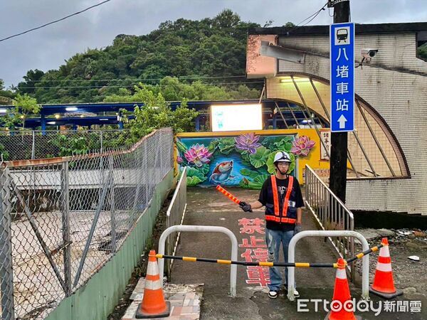 ▲台鐵八堵站地下人行道設施掉落 基市府緊急封閉。（圖／記者郭世賢翻攝
