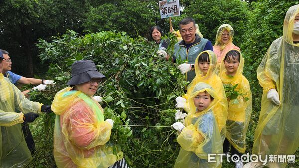 ▲全國小花蔓澤蘭防治日盛大登場，深化全民外來種防治意識、團體齊心闖關拔蔓體驗。（圖／記者高堂堯攝）