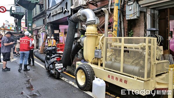▲基隆愛四路提前3小時警戒 謝國樑研議防災都更。(圖/記者郭世賢翻攝)