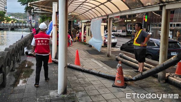 ▲基隆愛四路提前3小時警戒 謝國樑研議防災都更。(圖/記者郭世賢翻攝)