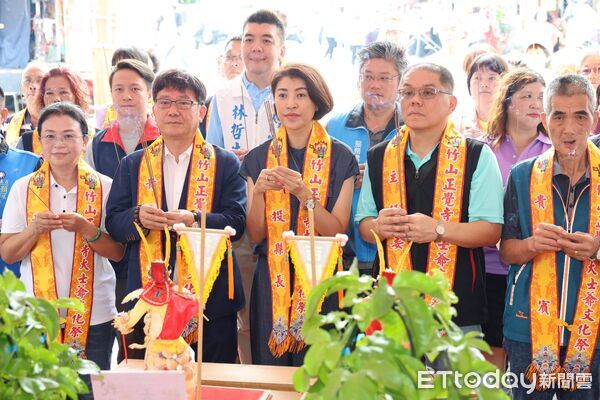 ▲許淑華為竹山大士爺文化祭開鑼祈福。（圖／南投縣政府提供）