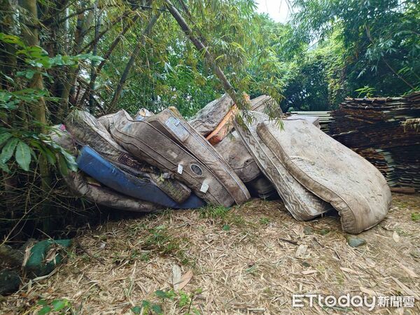 ▲中興高中後側虎山步道被丟棄20多床廢棄床墊。（圖／簡千翔服務團隊提供）