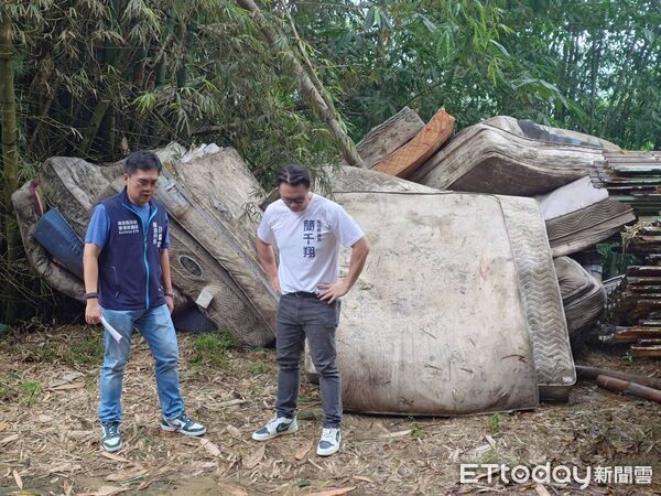 ▲中興高中後側虎山步道被丟棄20多床廢棄床墊。（圖／簡千翔服務團隊提供）