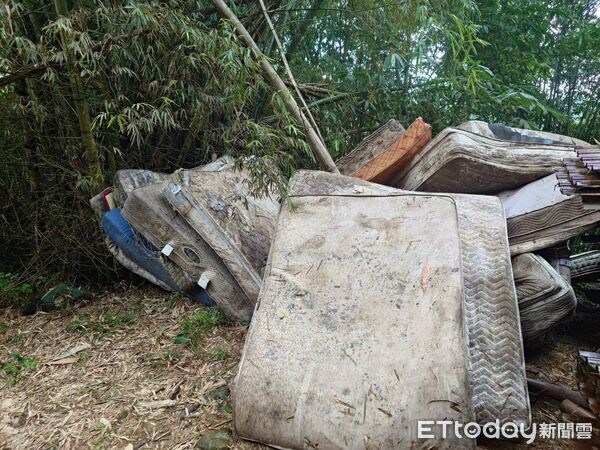 ▲中興高中後側虎山步道被丟棄20多床廢棄床墊。（圖／簡千翔服務團隊提供）