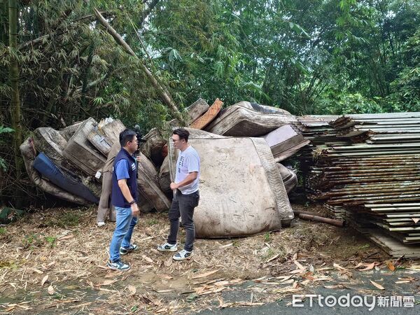 ▲中興高中後側虎山步道被丟棄20多張廢棄床墊。（圖／簡千翔服務團隊提供，下同）