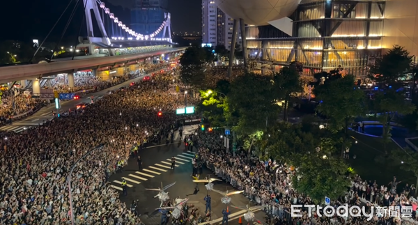 士林《大象來了……》空拍畫面曝！人潮擠爆震撼網友