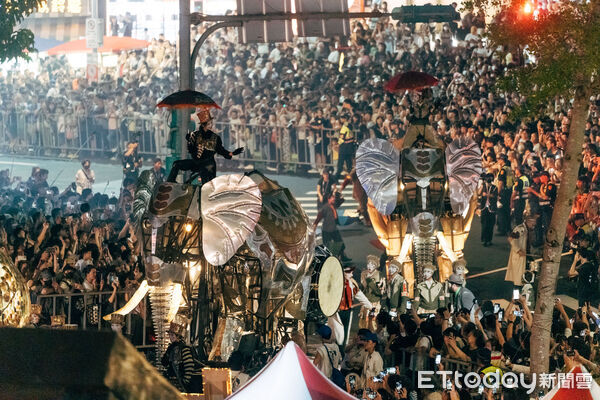 ▲▼台北藝術節戶外演出「大象來了」。（圖／台北表演藝術中心提供）