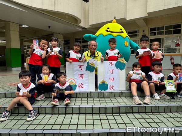 ▲「噗哩」萌翻校園！埔里清潔隊9月4日起校園環教宣導，還送吉祥物「噗哩」撲滿。（圖／埔里鎮公所提供）