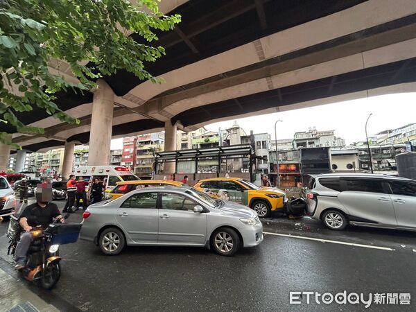 ▲▼市民大道壅塞變道突失控!5車連環撞 4人受傷送醫。(圖/記者邱中岳翻攝)
