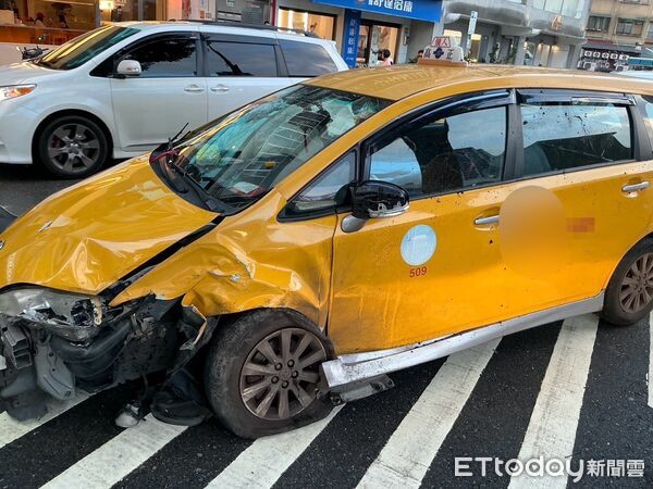 ▲▼市民大道壅塞變道突失控!5車連環撞 4人受傷送醫。(圖/記者邱中岳翻攝)