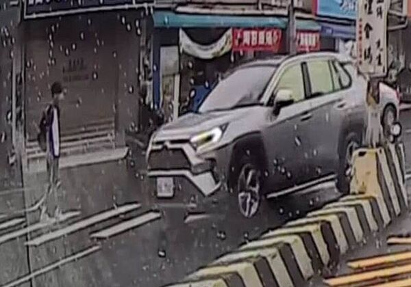 ▲彰化秀水鄉彰水路口5車無視學生過馬路呼嘯而過。(圖/擷取自臉書/愛秀水說秀水)