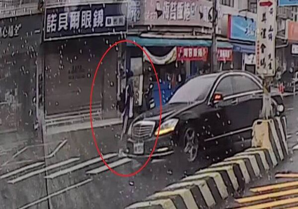 ▲彰化秀水鄉彰水路口5車無視學生過馬路呼嘯而過。(圖/擷取自臉書/愛秀水說秀水)