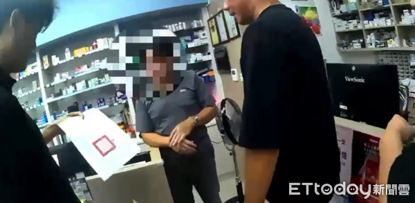 ▲▼淡水區某藥局陳姓藥師涉嫌在女大生水壺中下藥，檢警持搜索票上門搜索。（圖／記者陳以昇翻攝）