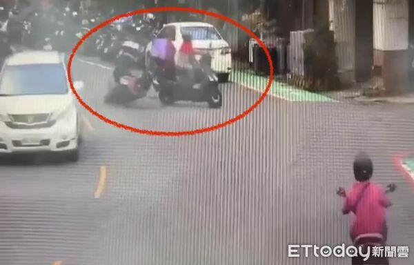 左轉未禮讓...高雄外送員與對向機車相撞 2人慘摔畫面曝