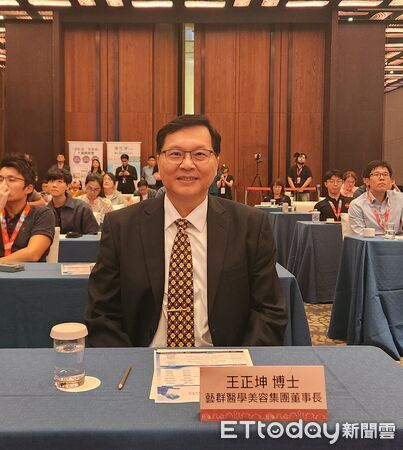 ▲「來日方腸」醫學研討會在台南登場，邀請藝群醫學美容集團董事長王正坤醫師，分享診所營運及突圍策略。（記者林東良翻攝，下同）