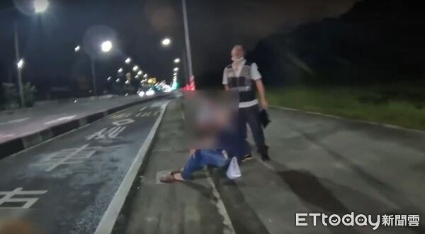 ▲▼一名男子喝醉倒臥在分隔島，下壞用路人。（圖／記者許宥孺翻攝）