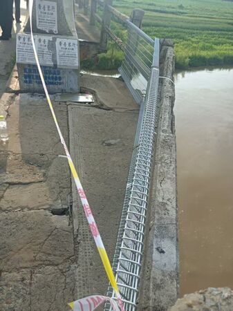 ▲▼陸男過橋「腳下突現大洞」墜河亡　官方3個月前才開會整改。（圖／翻攝澎湃新聞）