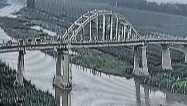 ▲▼陸男過橋「腳下突現大洞」墜河亡　官方3個月前才開會整改。（圖／翻攝澎湃新聞）